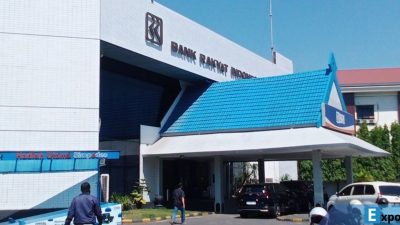 Suasana bank BRI Sungguminasa, Kabupaten Gowa, Sulawesi Selatan pasca keributan yang berujung berondongan peluru pos sekuriti okeh oknum tentara yang mengamuk