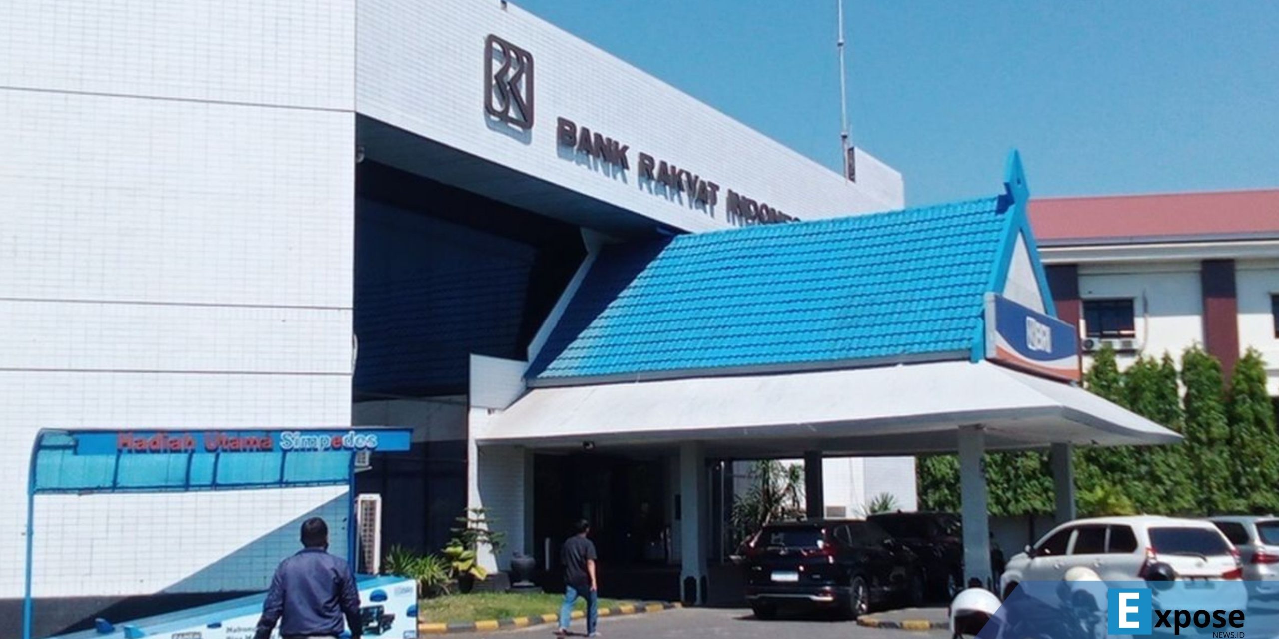 Suasana bank BRI Sungguminasa, Kabupaten Gowa, Sulawesi Selatan pasca keributan yang berujung berondongan peluru pos sekuriti okeh oknum tentara yang mengamuk