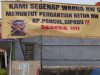Spanduk tuntutan warga RW 01 lantaran diduga ikut andil dalam pemecatan RT di Cipadu.