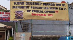 Spanduk tuntutan warga RW 01 lantaran diduga ikut andil dalam pemecatan RT di Cipadu.