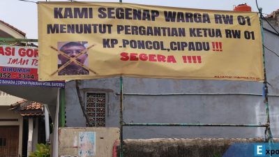 Spanduk tuntutan warga RW 01 lantaran diduga ikut andil dalam pemecatan RT di Cipadu.