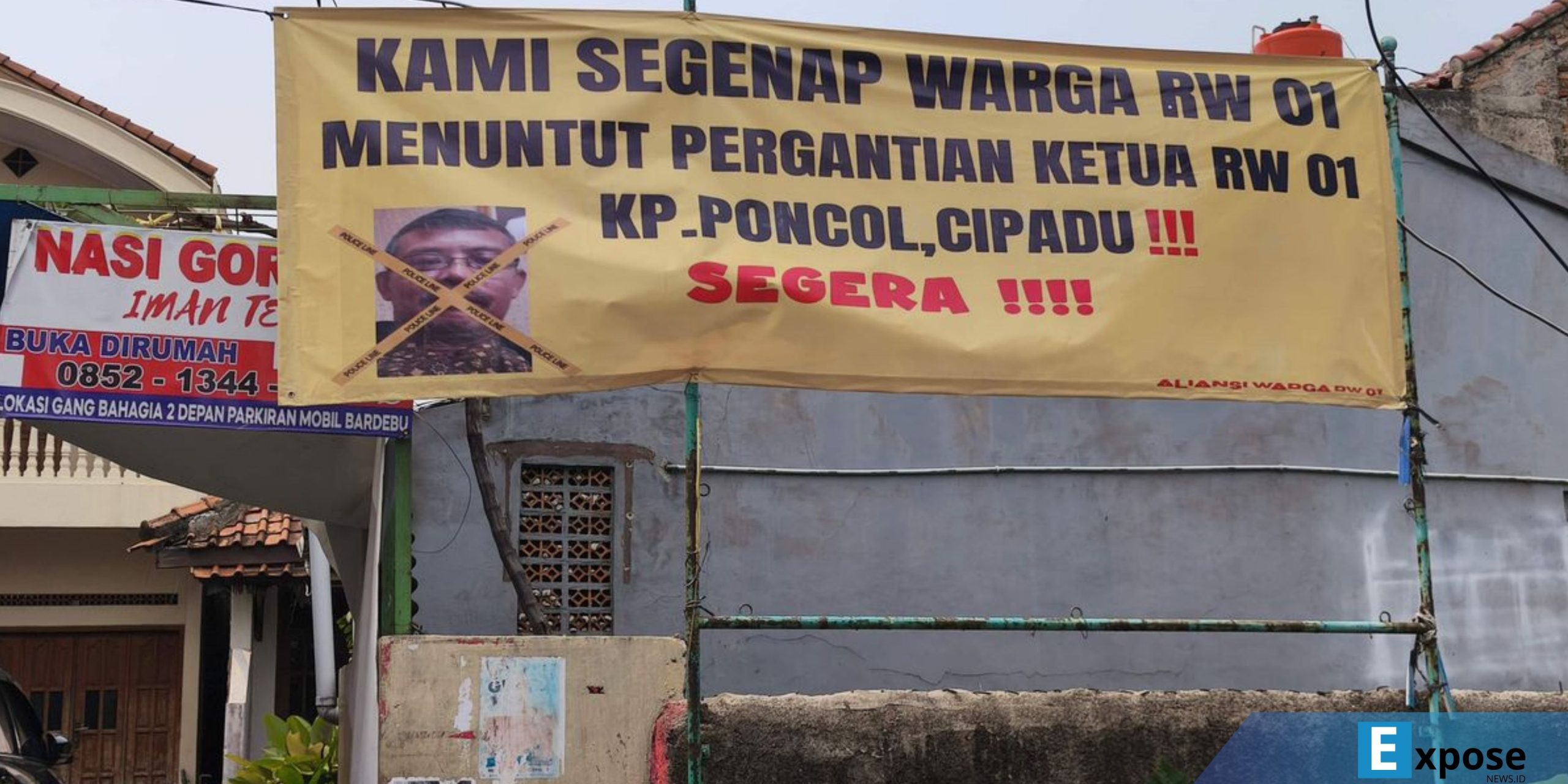 Spanduk tuntutan warga RW 01 lantaran diduga ikut andil dalam pemecatan RT di Cipadu.