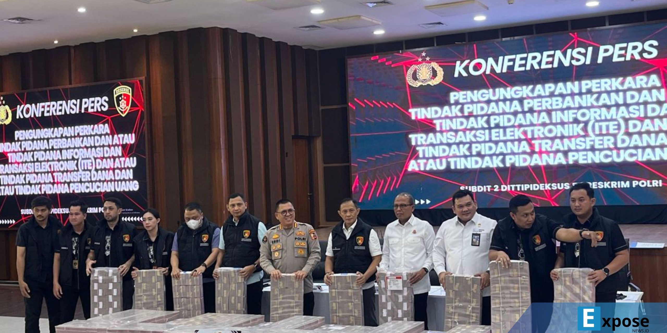 Direktorat Tindak Pidana Ekonomi Khusus (Dittipideksus) Bareskrim Polri mengungkap kasus pembobolan bank senilai Rp 204 miliar yang dilakukan jaringan sindikat dengan modus mengakses rekening dorman dalam konferensi pers, Kamis