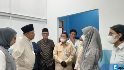 Wakil Ketua DPR RI Cucun Ahmad Syamsu Rijal (berpeci kedua dari kiri) saat berdialog dengan pengelola dapur MBG Yayasan Al Bayyinah 2, Garut, Jawa Barat,