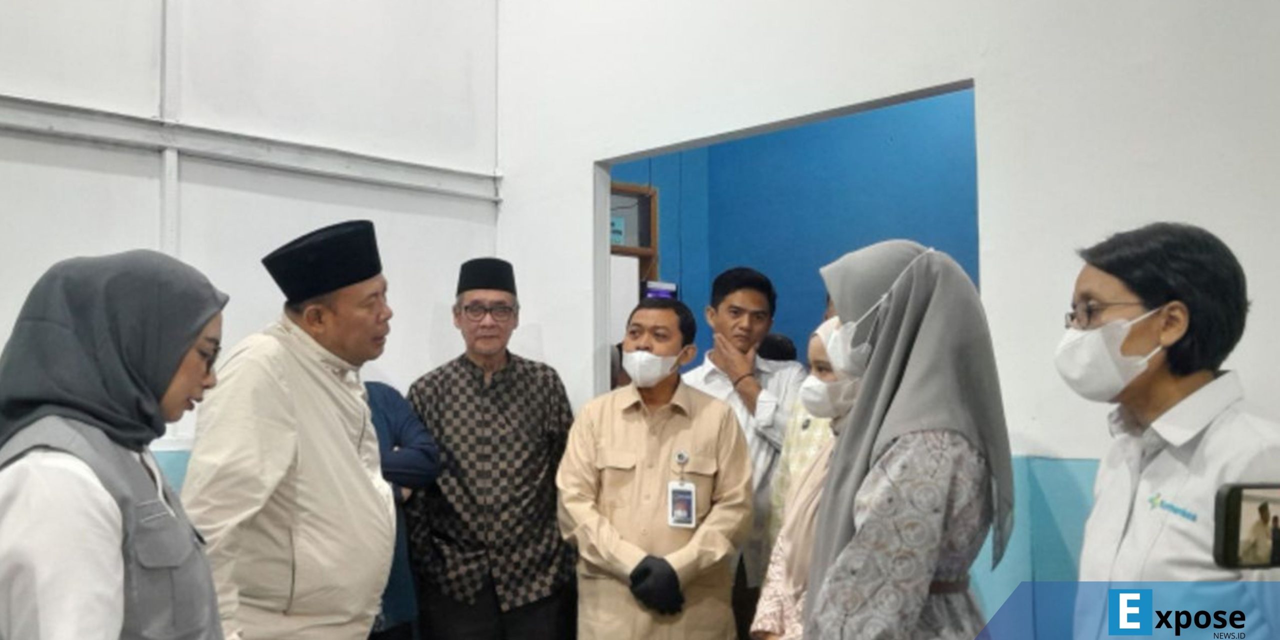 Wakil Ketua DPR RI Cucun Ahmad Syamsu Rijal (berpeci kedua dari kiri) saat berdialog dengan pengelola dapur MBG Yayasan Al Bayyinah 2, Garut, Jawa Barat,