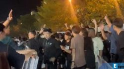 Suasana ricuh saat ratusan penonton konser tanpa tiket berupaya menerobos pagar pembatas