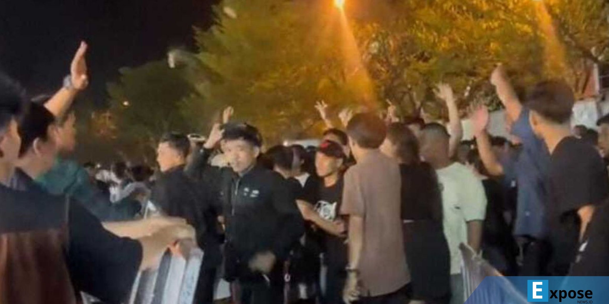 Suasana ricuh saat ratusan penonton konser tanpa tiket berupaya menerobos pagar pembatas