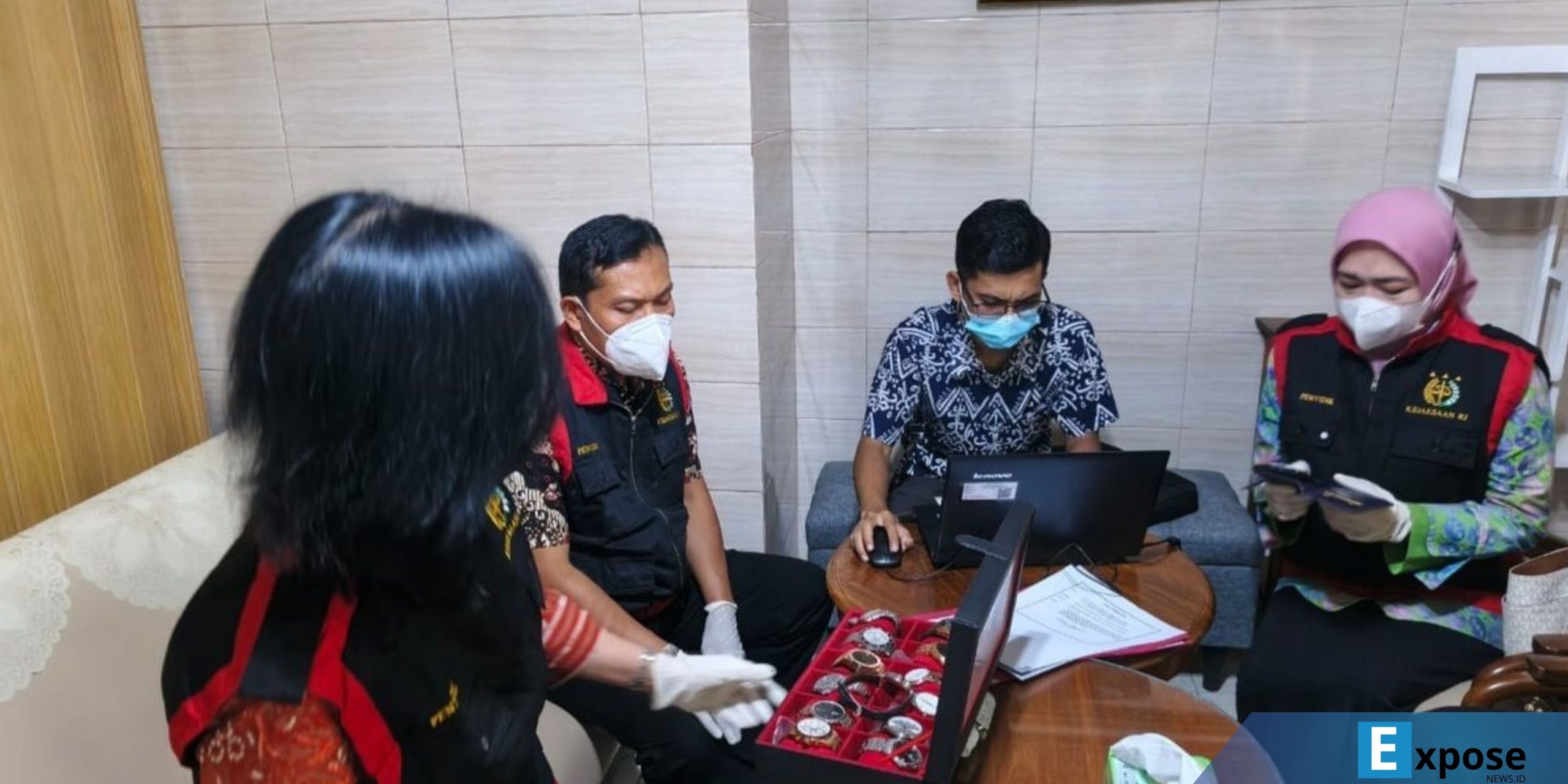 Tim Kejati DIY saat menggeledah rumah ESP tersangka lasus dugaan korupsi di Sleman