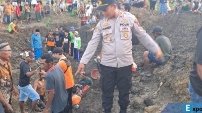 Kapolsek Mranggen, AKP Kumaidi saat meninjau bekas galian di Desa Sumberrejo yang mengakibatkan satu pekerja BRIN meninggal dunia di Demak.