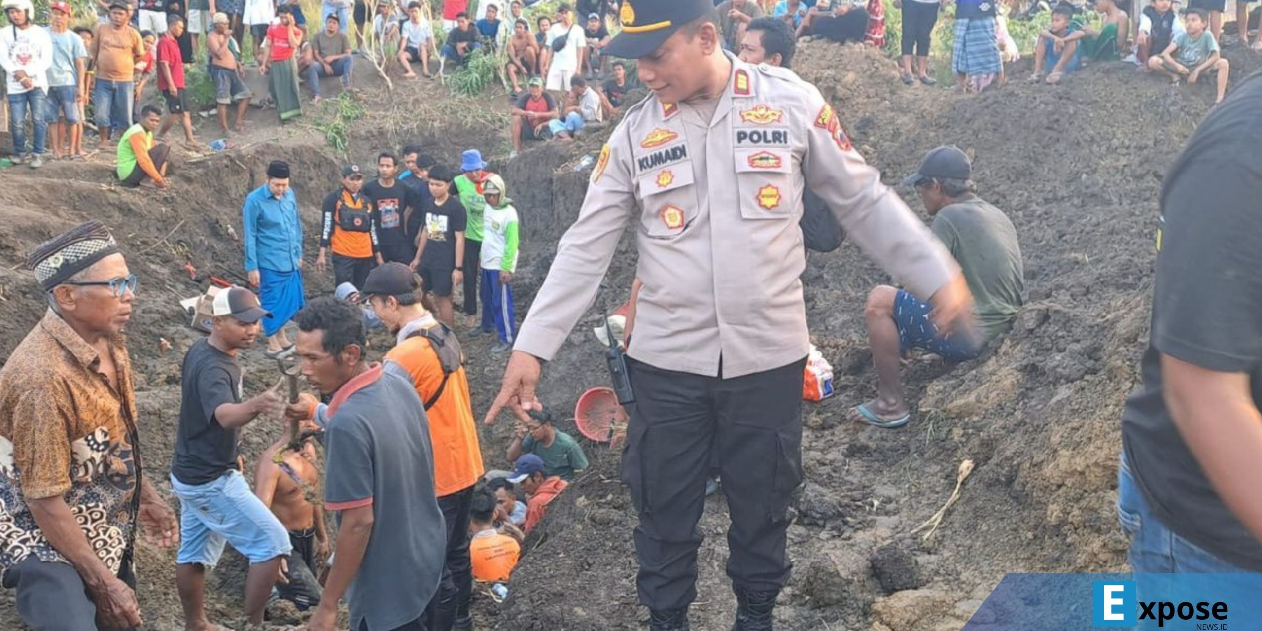 Kapolsek Mranggen, AKP Kumaidi saat meninjau bekas galian di Desa Sumberrejo yang mengakibatkan satu pekerja BRIN meninggal dunia di Demak.