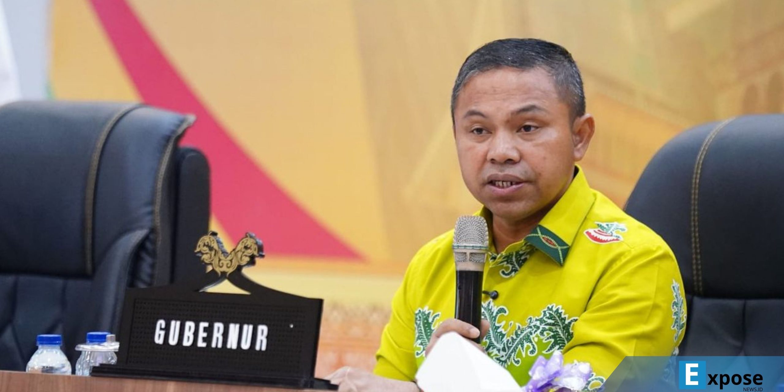 Gubernur Riau Abdul Wahid menerbitkan surat edaran (SE) yang melarang keras seluruh pejabat di lingkungan Pemerintah Provinsi (Pemprov) Riau menerima atau meminta pungutan serta bentuk pemberian lain atas nama jabatannya.