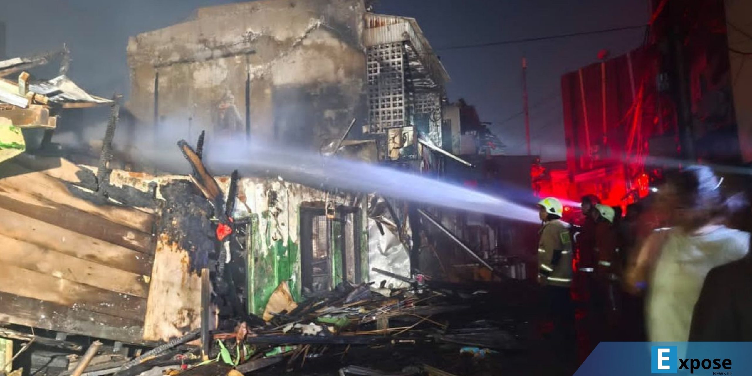 Petugas damkar masih lakukan pendinginan di taman sari