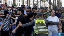 Pasukan keamanan Maroko mengawal para pengunjuk rasa keluar dari gedung parlemen di Rabat pada tanggal Minggu (28/9/2025) dalam aksi demonstrasi yang dipimpin angkatan muda, terutama Gen Z,