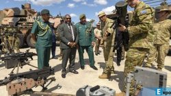 Foto yang diambil pada 20 Februari 2025 dan dirilis oleh Angkatan Pertahanan Australia ini menunjukkan Menteri Pertahanan Papua Nugini