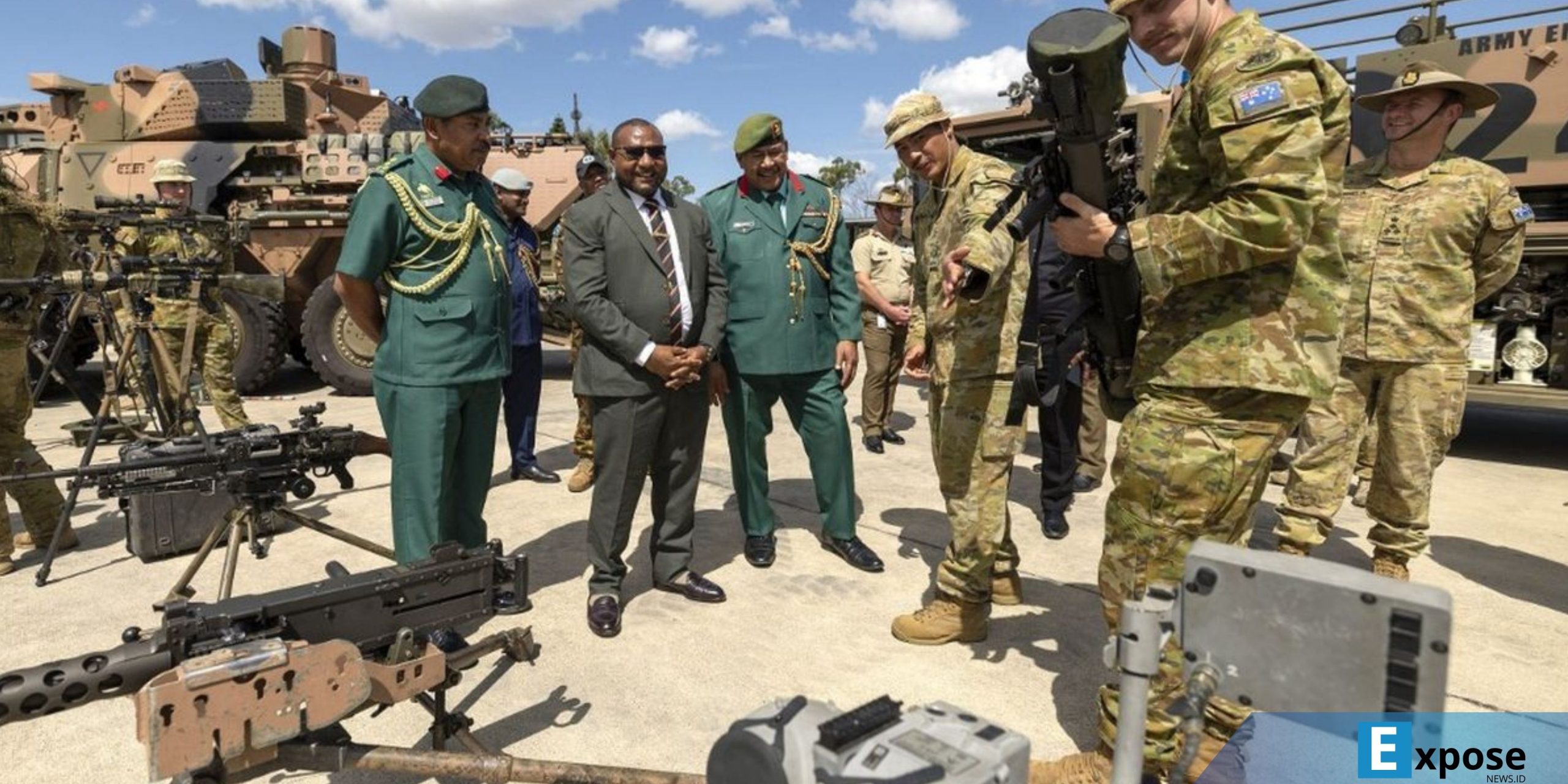Foto yang diambil pada 20 Februari 2025 dan dirilis oleh Angkatan Pertahanan Australia ini menunjukkan Menteri Pertahanan Papua Nugini