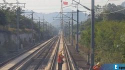 Proses pengecekan jaringan kelistrikan kereta cepat Whoosh