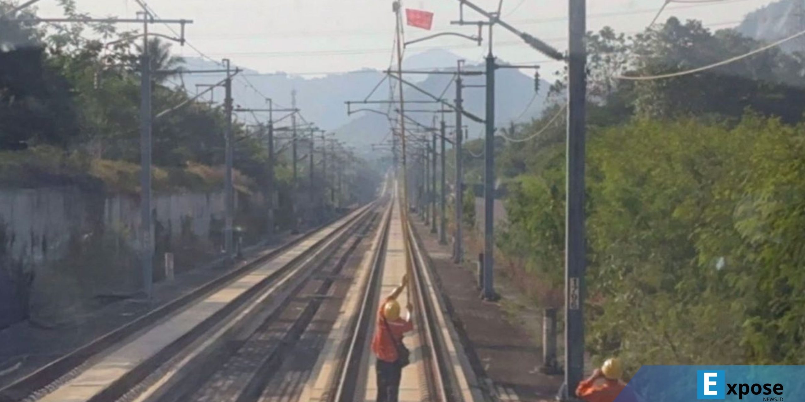 Proses pengecekan jaringan kelistrikan kereta cepat Whoosh