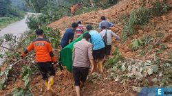 Tim BPBD, TNI dan Polri memindahkan jenazah yang tertahan menuju Kabupaten Kaur, Bengkulu,, akibat longsor