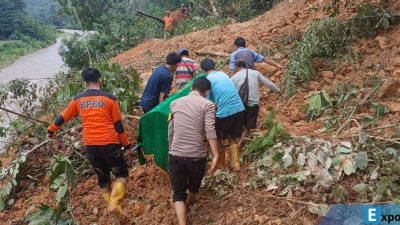 Tim BPBD, TNI dan Polri memindahkan jenazah yang tertahan menuju Kabupaten Kaur, Bengkulu,, akibat longsor
