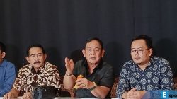 Kuasa hukum dari Komisaris Utama PT Dosni Roha Logistik (PT DRL), Bambang Rudijanto Tanoesoedibjo, Ricky Hebert Sitohang (tengah) dalam konferensi pers di Cikini