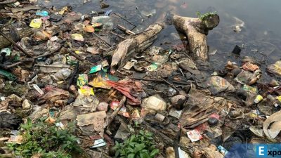 Tumpukan sampah di perairan Situ Cilodong, Kalibaru, Kota Depok