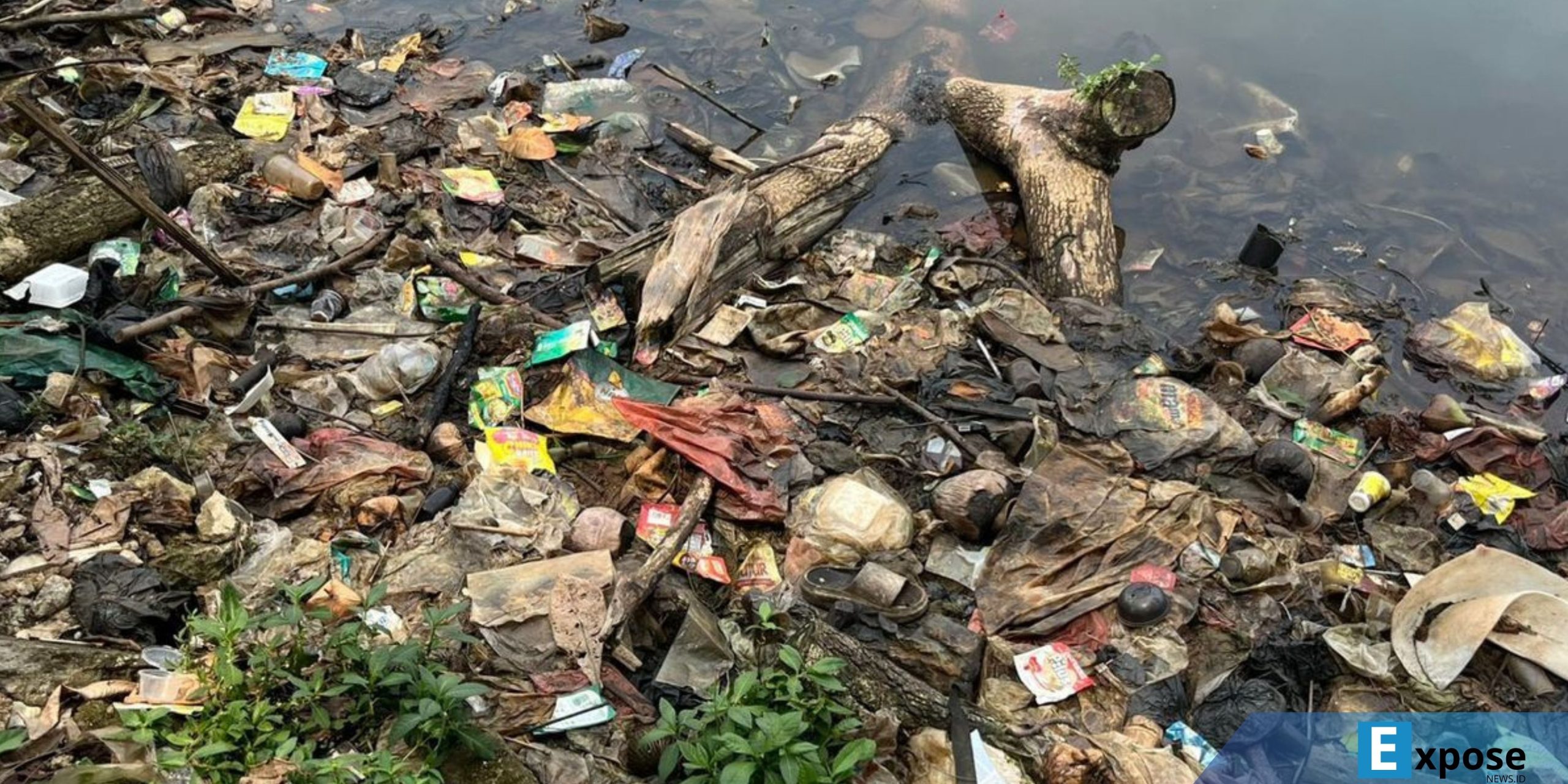 Tumpukan sampah di perairan Situ Cilodong, Kalibaru, Kota Depok