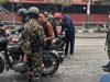 Personel militer Nepal memeriksa bukti identitas dan dokumen