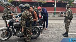 Personel militer Nepal memeriksa bukti identitas dan dokumen
