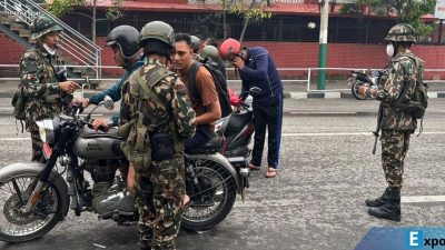Personel militer Nepal memeriksa bukti identitas dan dokumen