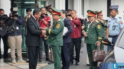 Wakil Menteri Pertahanan (Wamenhan) RI, Donny Ermawan Taufanto dan Wamenhan Republik Sosialis Vietnam Letjen Hoang Xuan Chien bersalaman di Kantor Kemenhan RI,