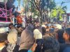 Ketua DPRD Pati Ali Badrudin dan Wakil Ketua I DPRD Pati Hardi menemui massa demonstrasi yang berkumpul