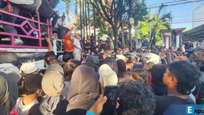 Ketua DPRD Pati Ali Badrudin dan Wakil Ketua I DPRD Pati Hardi menemui massa demonstrasi yang berkumpul