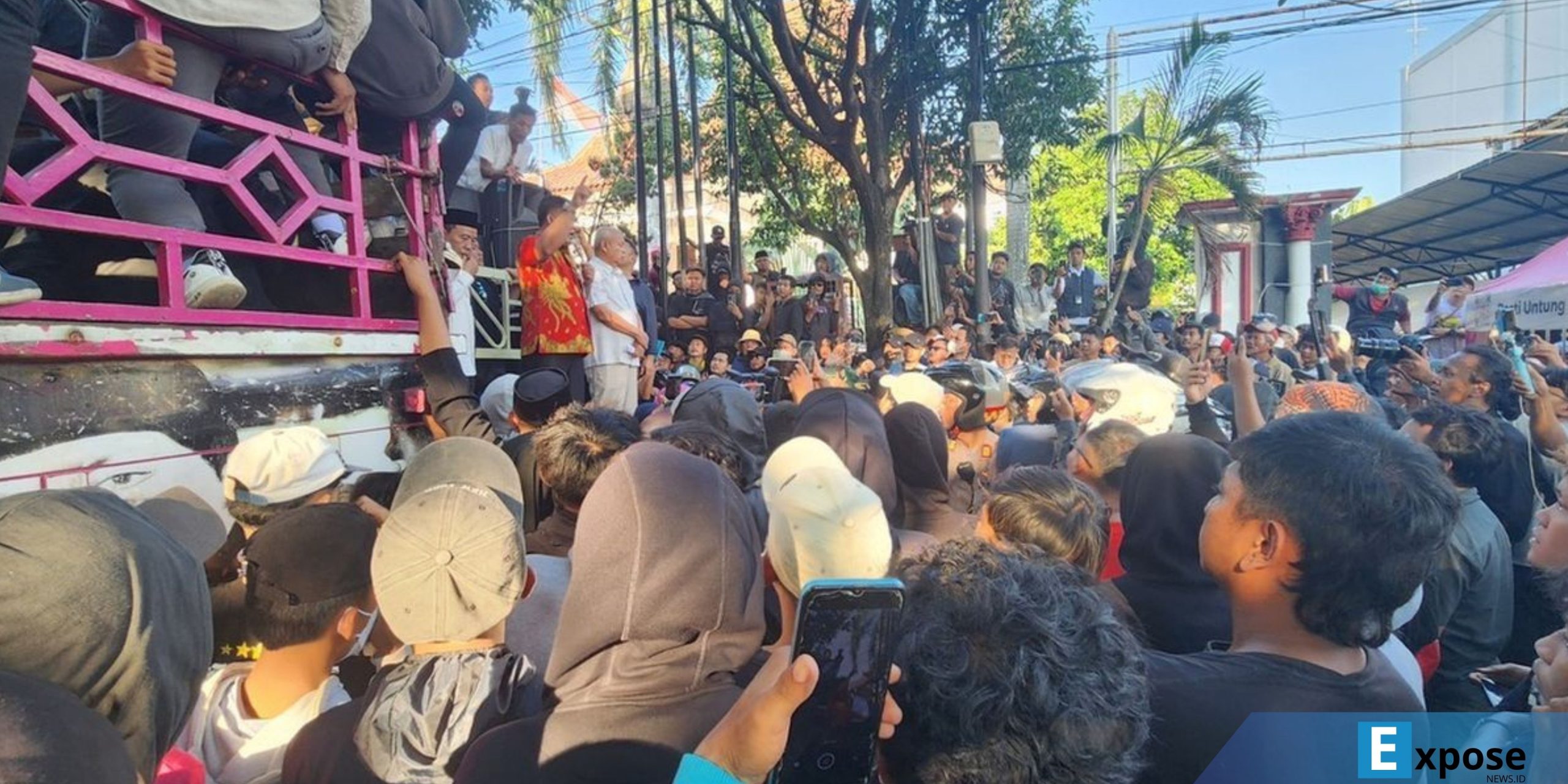 Ketua DPRD Pati Ali Badrudin dan Wakil Ketua I DPRD Pati Hardi menemui massa demonstrasi yang berkumpul