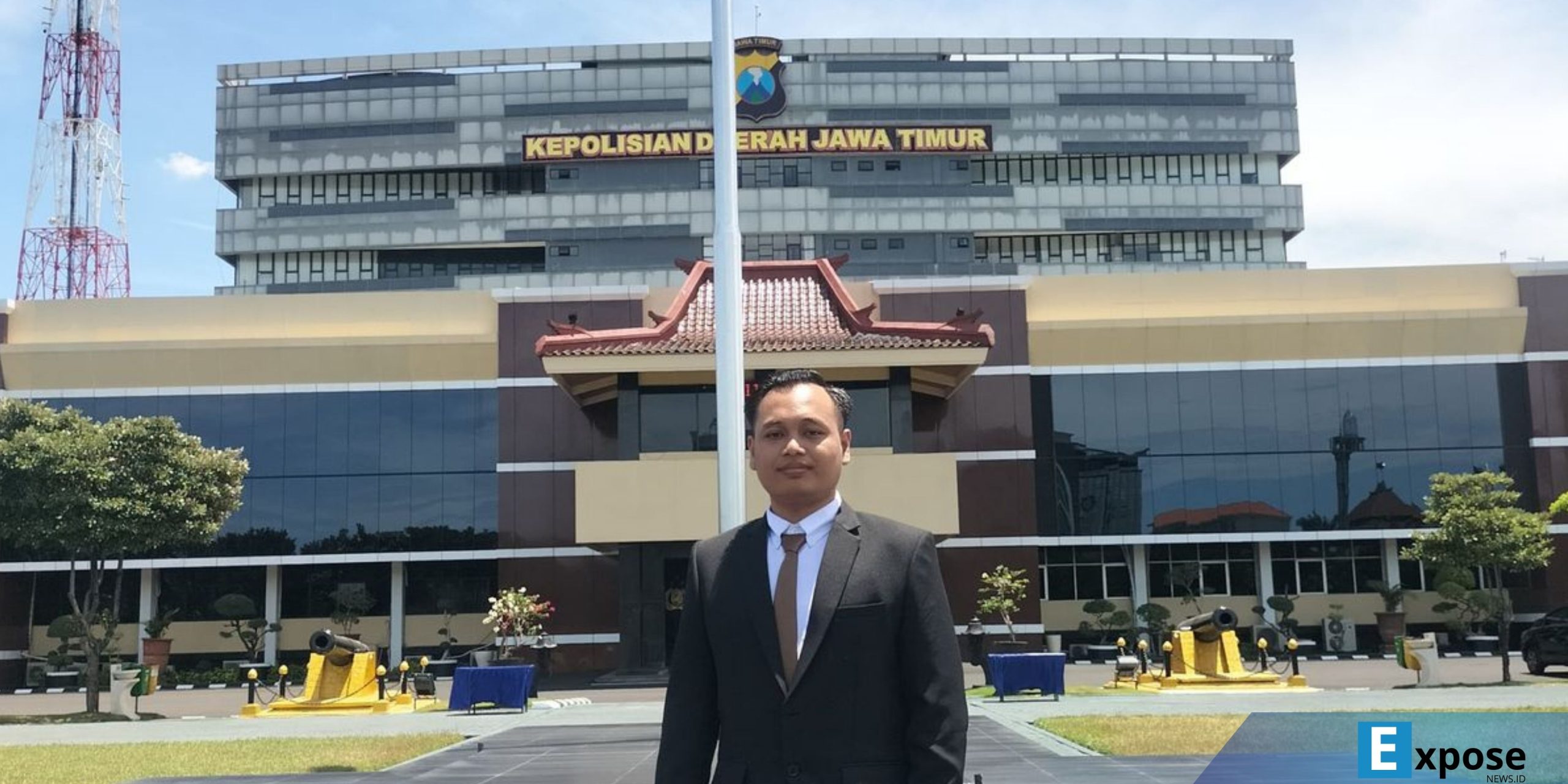 Kuasa hukum Isqomariyah, Naufal Rizqiyanto saat melaporkan oknum polwan di Propam Polda Jatim