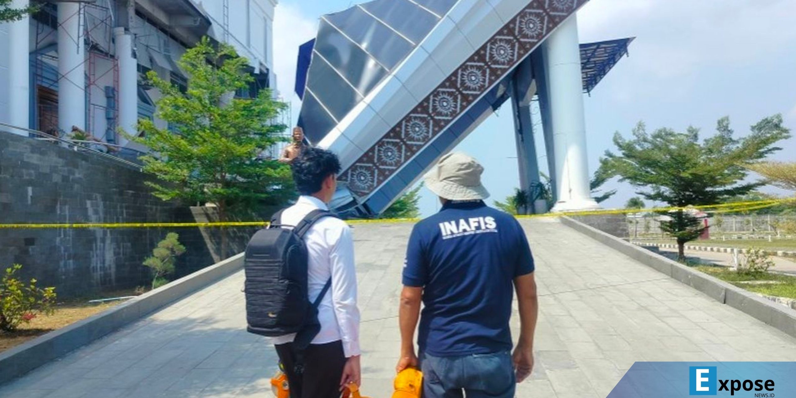 Tim Inafis Polres Brebes mendatangi Kantor Pemkab Brebes, Jawa Tengah pasca ambruknya atap teras depan bangunan