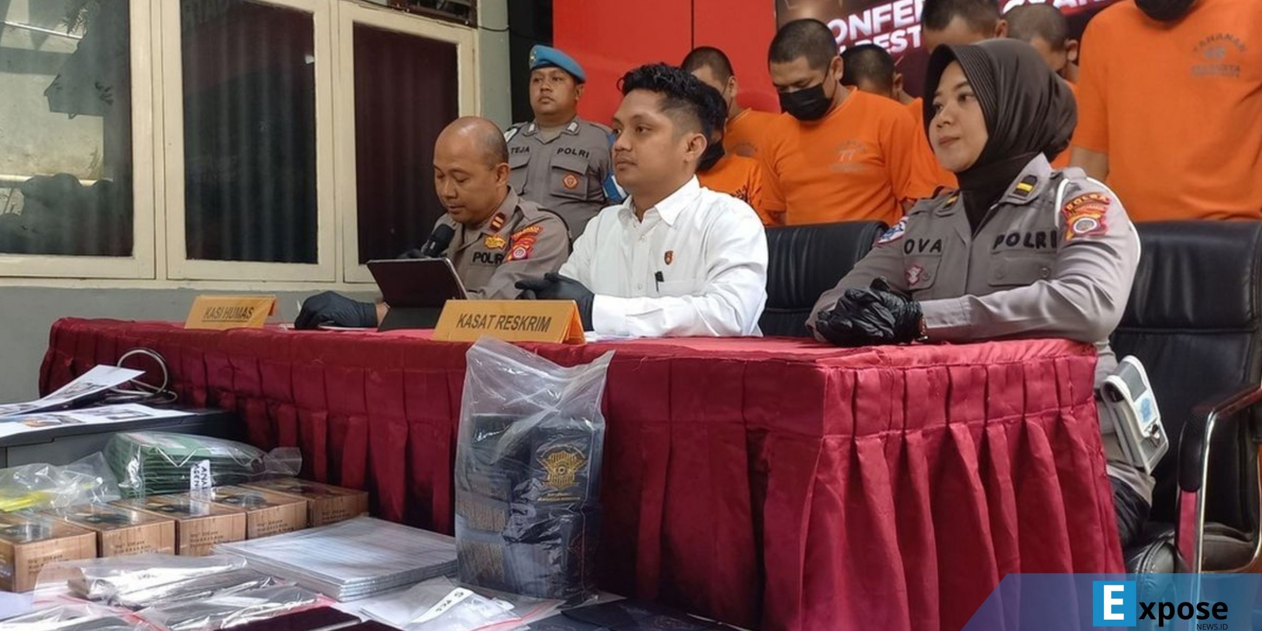 Polisi amankan 8 pelaku pemalsuan SIM, dan amankan barang bukti SIM Palsu