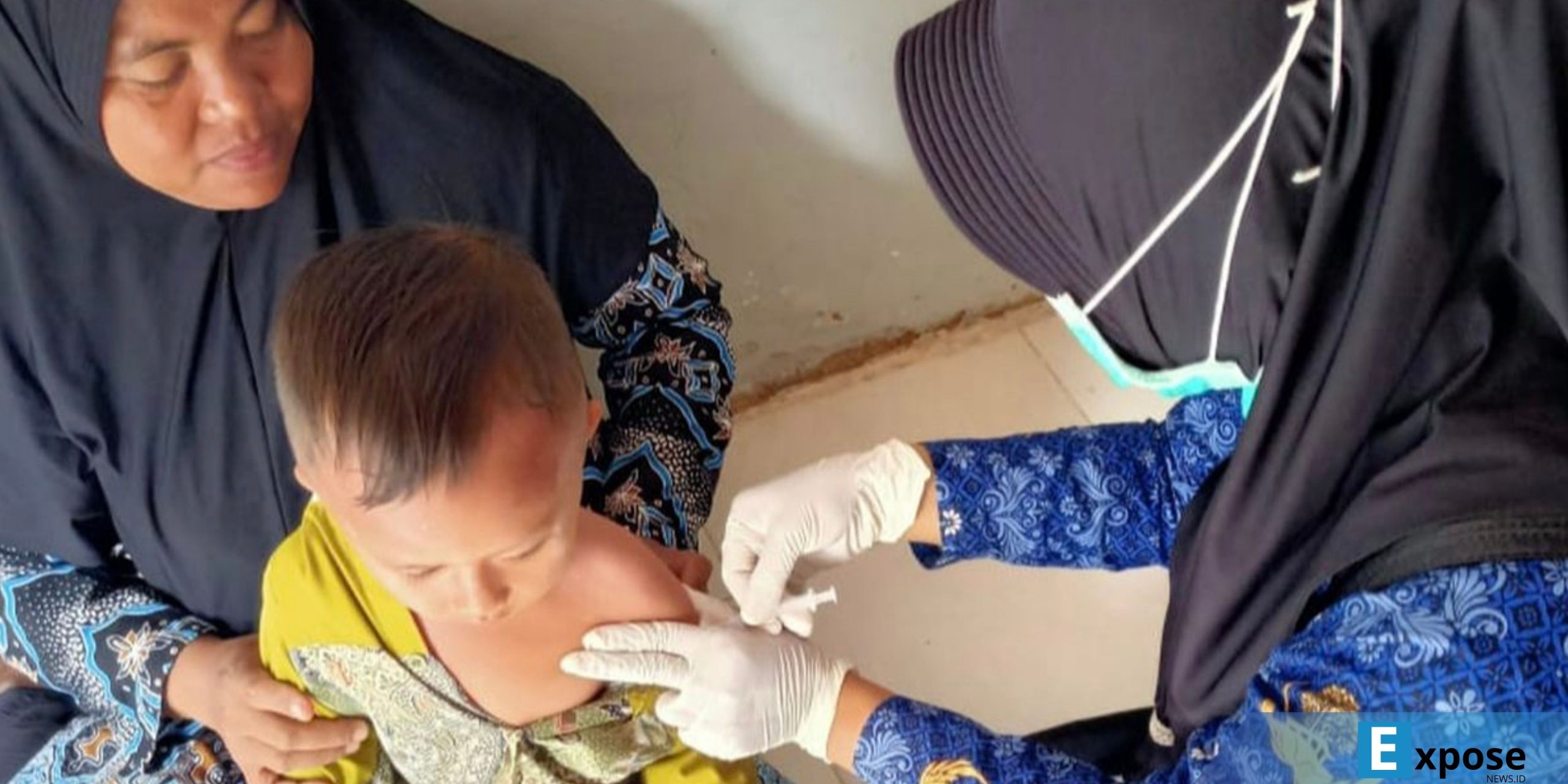 Petugas kesehatan melakukan imunisasi campak tambahan di Kecamatan Pasean Pamekasan,