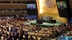 Para delegasi berdiri untuk memberi tepuk tangan kepada Presiden Perancis Emmanuel Macron saat ia selesai berpidato di KTT Perserikatan Bangsa-Bangsa tentang Palestina di markas besar PBB