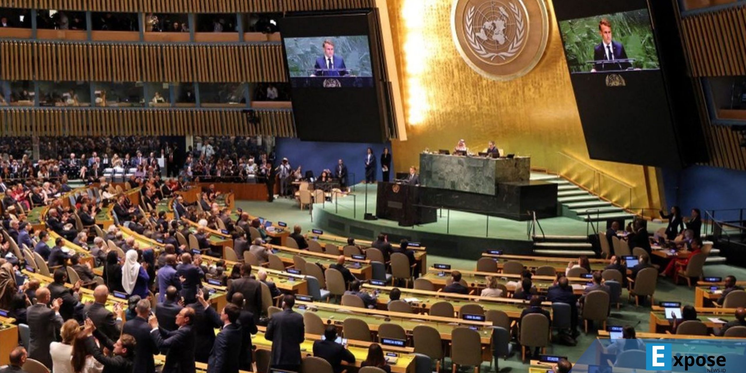 Para delegasi berdiri untuk memberi tepuk tangan kepada Presiden Perancis Emmanuel Macron saat ia selesai berpidato di KTT Perserikatan Bangsa-Bangsa tentang Palestina di markas besar PBB