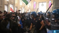 Demo di Italia ricuh, para pengunjuk rasa bentrok dengan polisi anti huru hara di stasiun kereta Milano Centrale