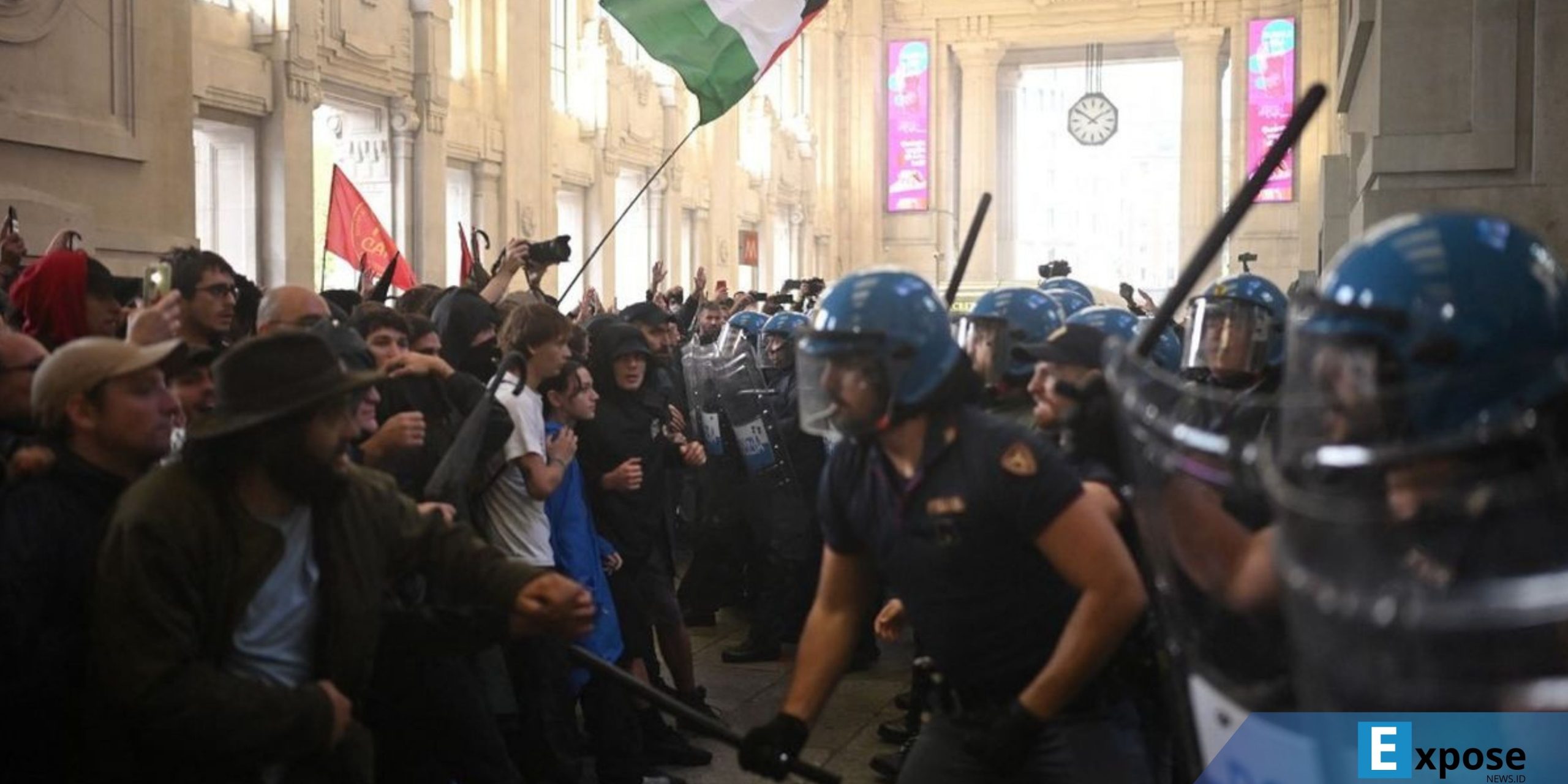 Demo di Italia ricuh, para pengunjuk rasa bentrok dengan polisi anti huru hara di stasiun kereta Milano Centrale