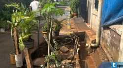 Bekas galian pipa PDAM PT Tirta Asasta Depok yang bocor dan menyebabkan banjir