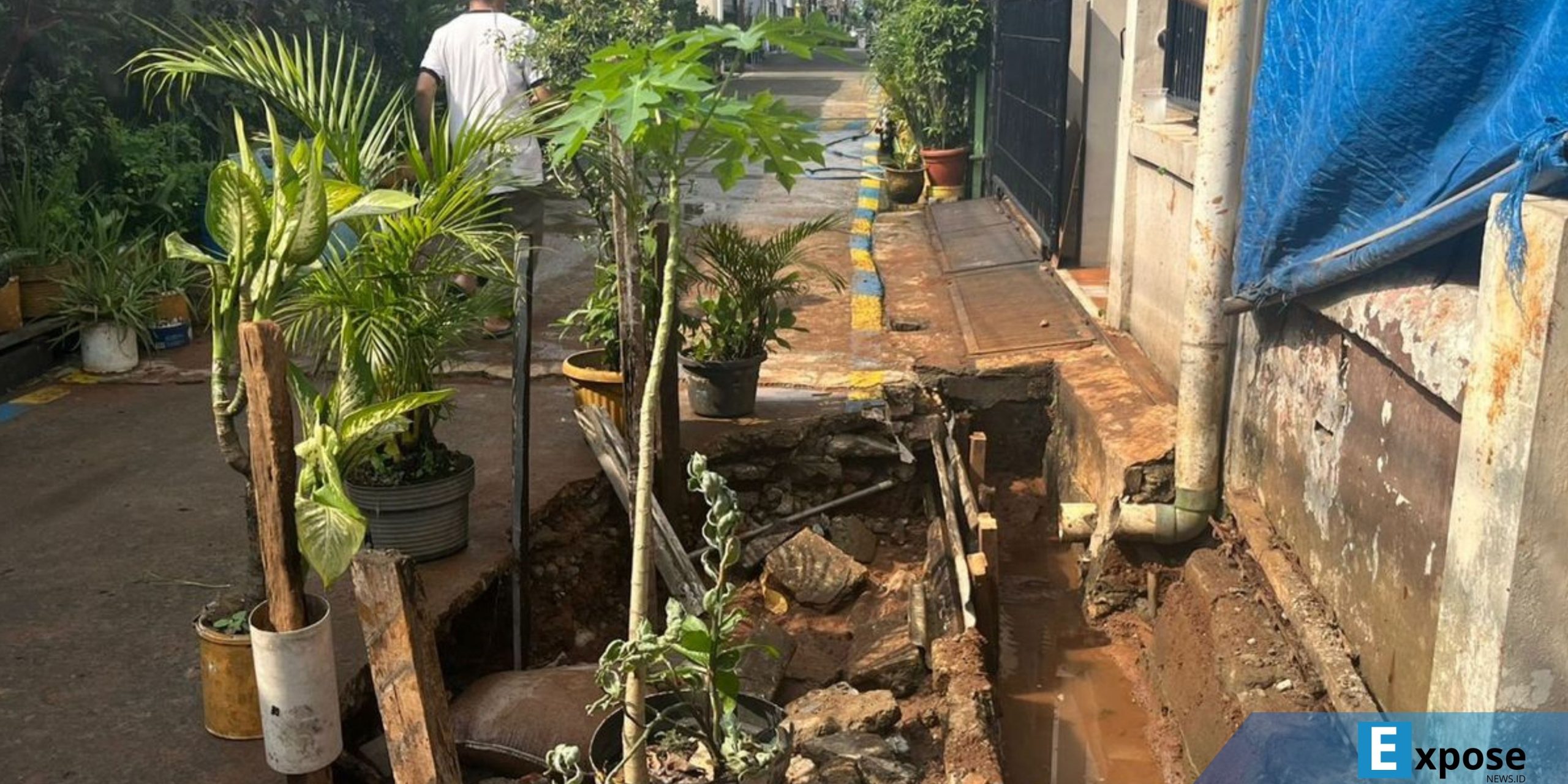 Bekas galian pipa PDAM PT Tirta Asasta Depok yang bocor dan menyebabkan banjir