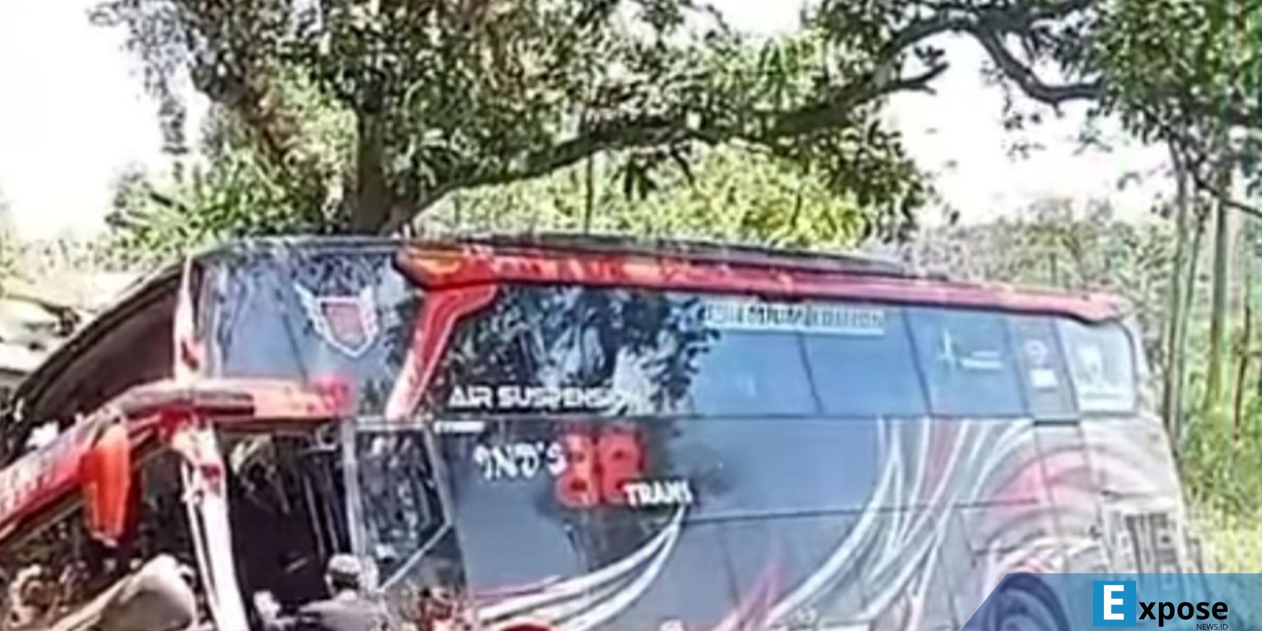 Kondisi bus yang ringsek usai menabrak pembatas jalan di jalur Bromo,