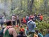 Basarnas bersama warga saat proses pencarian Surahman yang hilang di Hutan Rowo Glagah.
