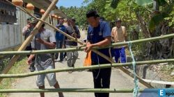 BLOKADE JALAN - Warga buka blokade akses jalan menuju SMKN Paku, di Dusun Silopo, Desa Paku, Kecamatan Binuang, Kabupaten Polman, Sulbar, Selasa (30/9/2025). Blokade akses jalan dibuka usai masalah pungli ijazah diselesaikan