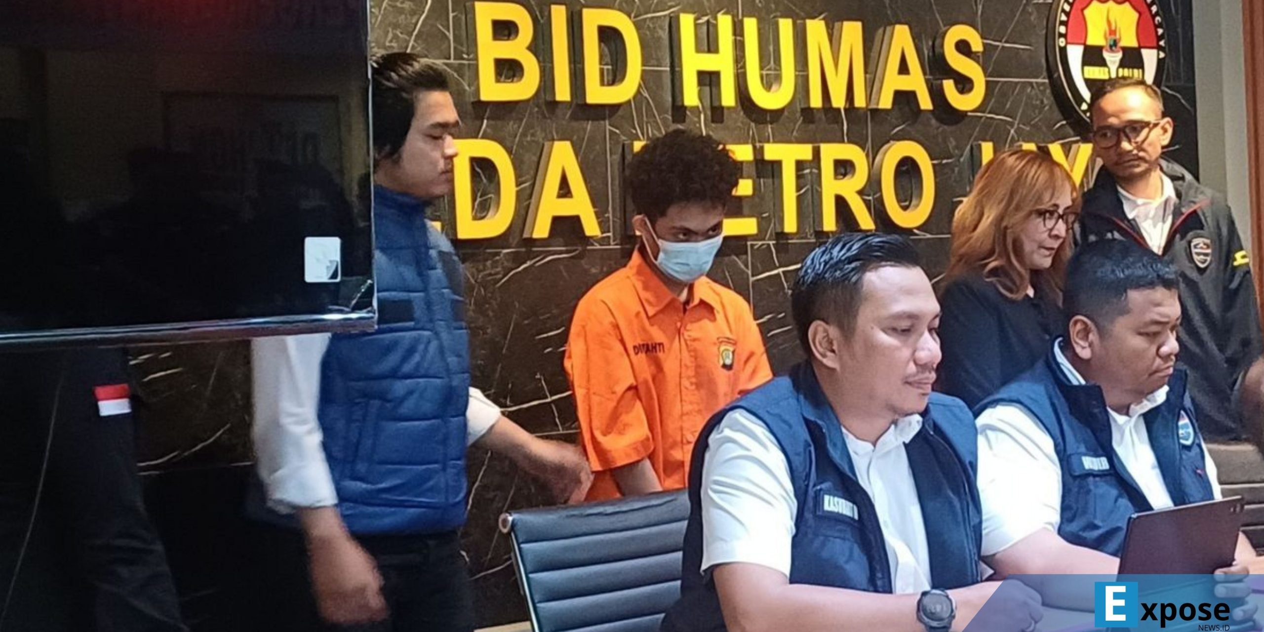 Direktorat Reserse Siber Polda Metro Jaya menangkap pemilik akun X atas nama Bjorka berinisial WFT (22) terkait kasus ilegal akses data nasabah salah satu bank swasta.