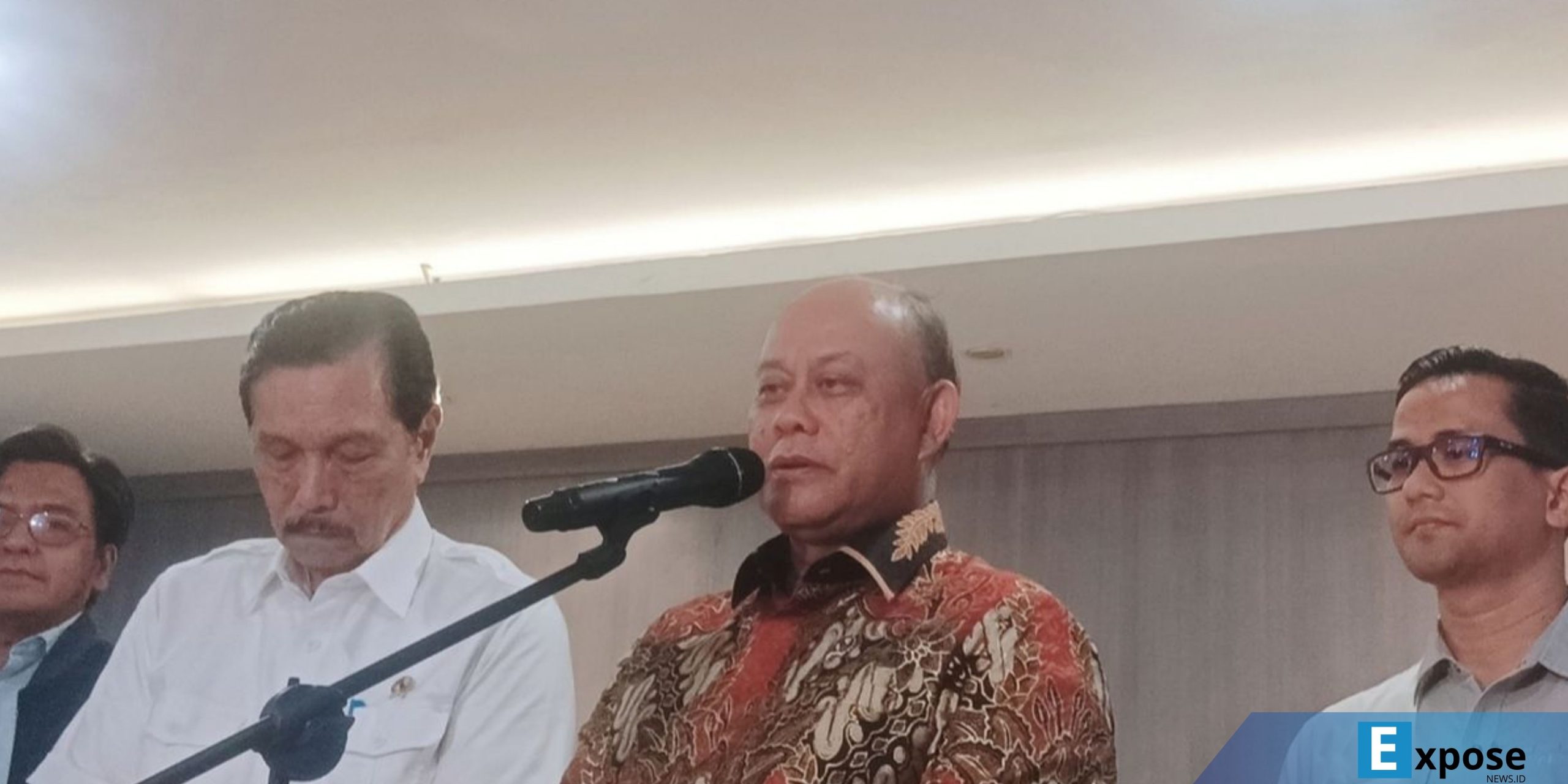 Kepala BGN Dadan Hindayana memberikan keterangan pers usai rapat dengan Ketua DEN Luhut Binsar Pandjaitan di Kantor DEN, Jakarta, Jumat (3/10/2025)
