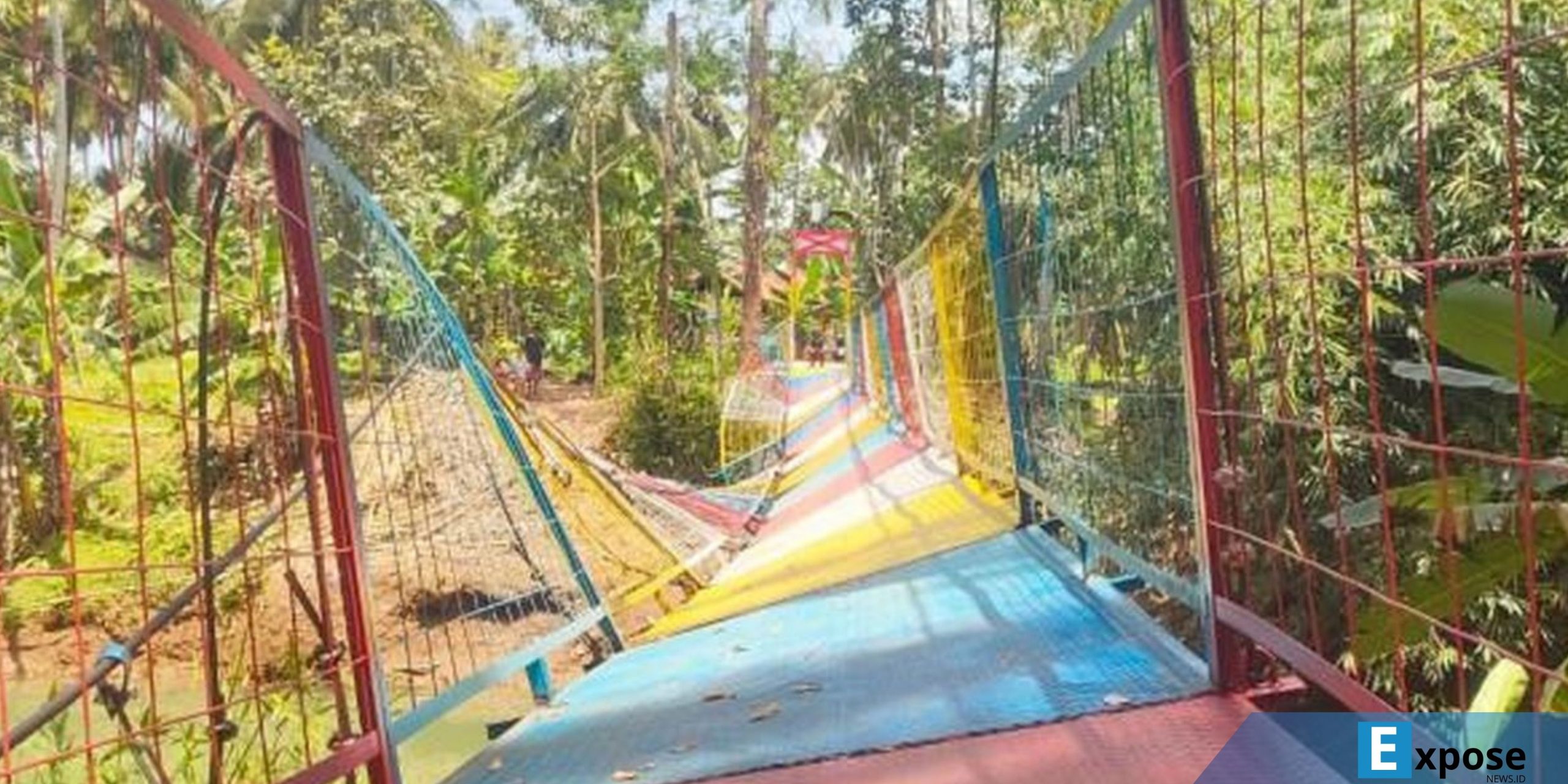 Jembatan gantung di Dusun Nengklok, Desa Pajaten, Kecamatan Sidamulih, Sabtu (4/10/2025) sekitar pukul 08.30 WIB. Jembatan khusus pejalan kaki itu dibangun untuk akses masyarakat antar Dusun dan antar Desa. Belum diresmikan, jembatan itu sudah ambruk, Sabtu 4 Oktober 2025