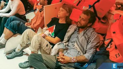 Foto yang dirilis Kementerian Luar Negeri Israel ini menunjukkan aktivis iklim Swedia Greta Thunberg (tengah) dan aktivis Brasil Thiago Avila (kanan), bersama aktivis lainnya, setelah Angkatan Laut Israel mencegat armada Global Sumud Flotilla yang membawa bantuan kemanusiaan ke Gaza